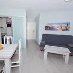 Edificio Apolo 7 דירה *